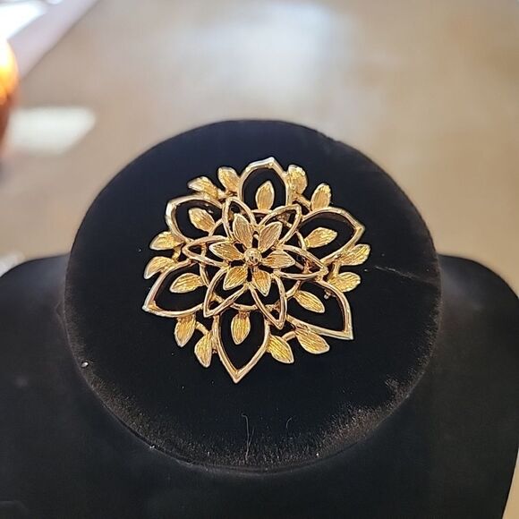 Sarah Coventry Jewelry - Vintage Gold Tone Sarah Covnetry Signed Flower Brooch Pin, 2", W61